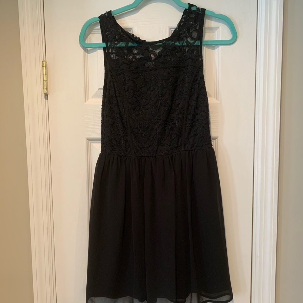 Short black lace dress M